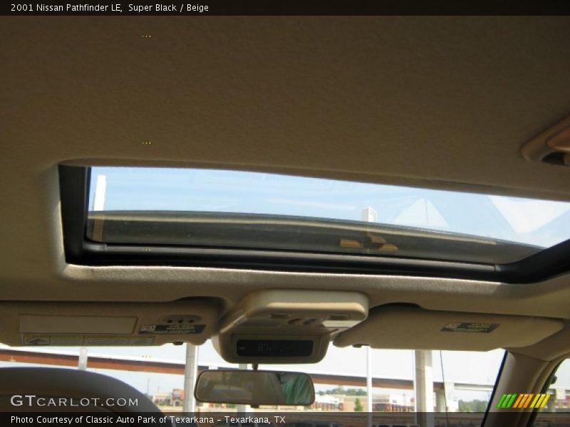 Super Black / Beige 2001 Nissan Pathfinder LE