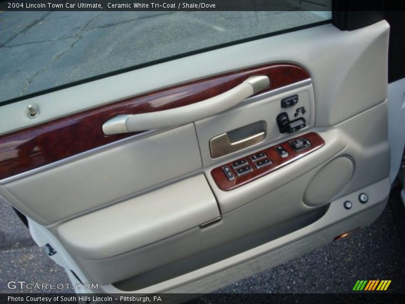 Ceramic White Tri-Coat / Shale/Dove 2004 Lincoln Town Car Ultimate