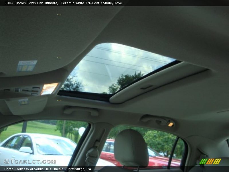 Ceramic White Tri-Coat / Shale/Dove 2004 Lincoln Town Car Ultimate