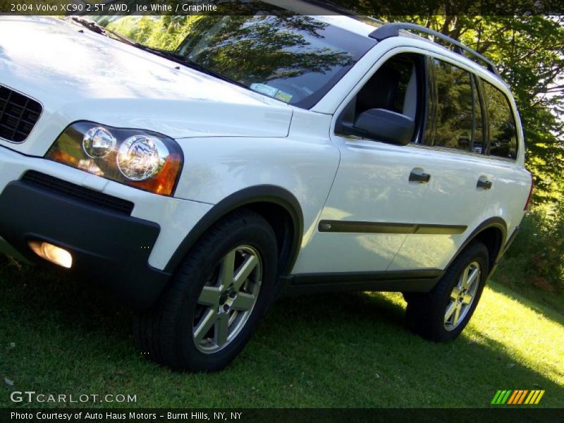 Ice White / Graphite 2004 Volvo XC90 2.5T AWD