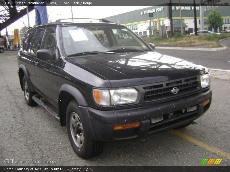 Super Black / Beige 1997 Nissan Pathfinder SE 4x4