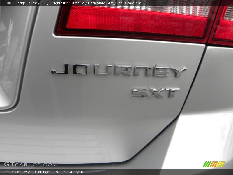 Bright Silver Metallic / Dark Slate Gray/Light Graystone 2009 Dodge Journey SXT