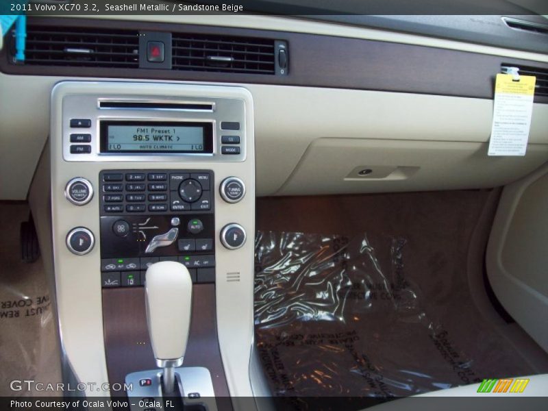 Seashell Metallic / Sandstone Beige 2011 Volvo XC70 3.2