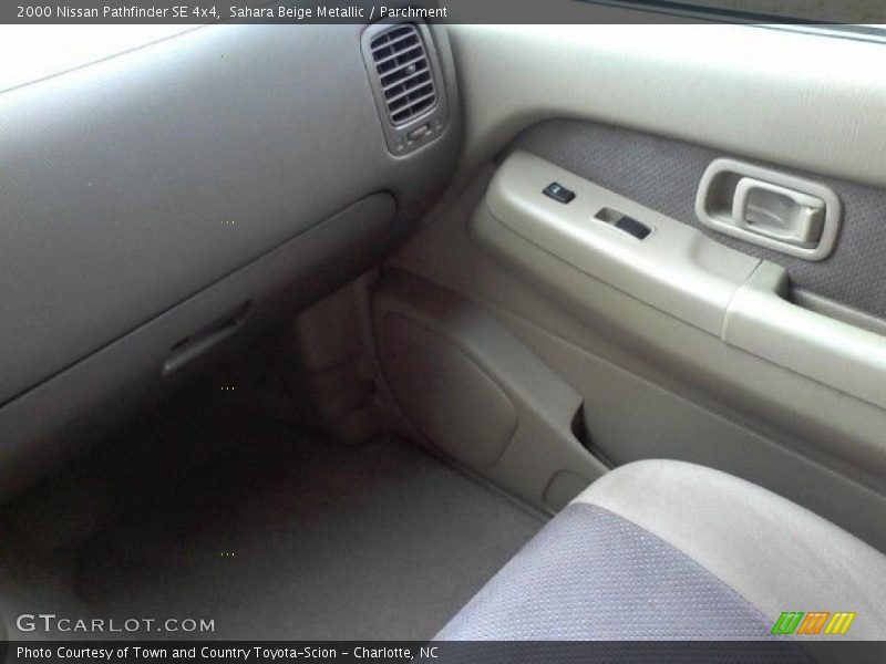 Sahara Beige Metallic / Parchment 2000 Nissan Pathfinder SE 4x4