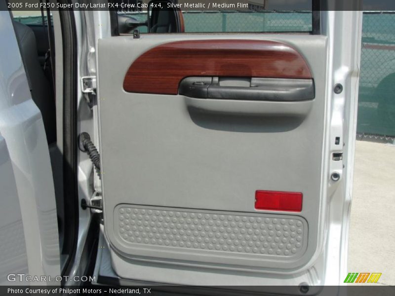 Silver Metallic / Medium Flint 2005 Ford F250 Super Duty Lariat FX4 Crew Cab 4x4