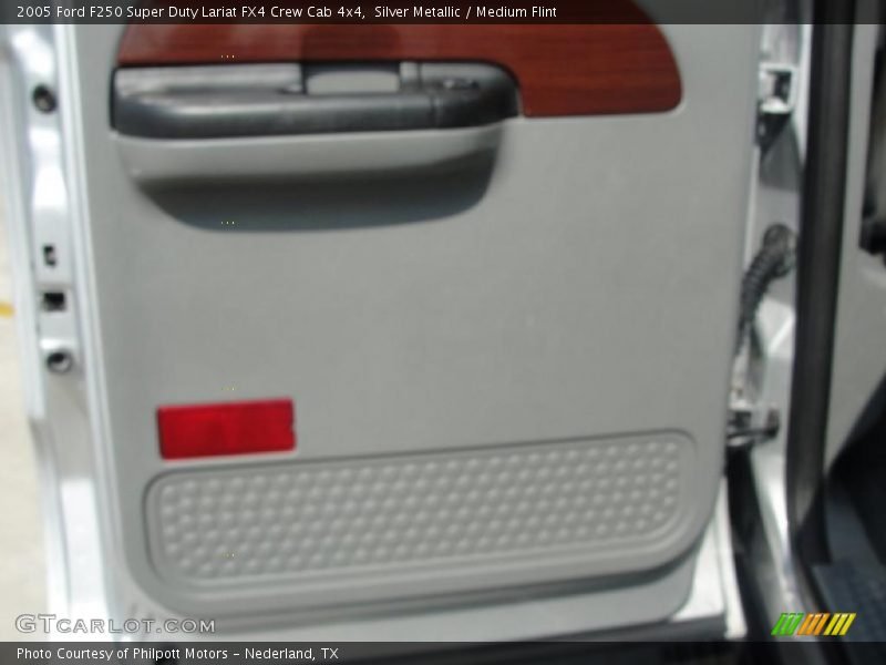 Silver Metallic / Medium Flint 2005 Ford F250 Super Duty Lariat FX4 Crew Cab 4x4