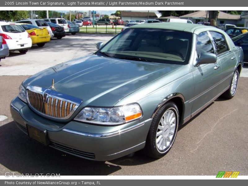 Light Tundra Metallic / Light Parchment/Medium Dark Parchment 2005 Lincoln Town Car Signature