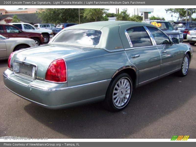 Light Tundra Metallic / Light Parchment/Medium Dark Parchment 2005 Lincoln Town Car Signature