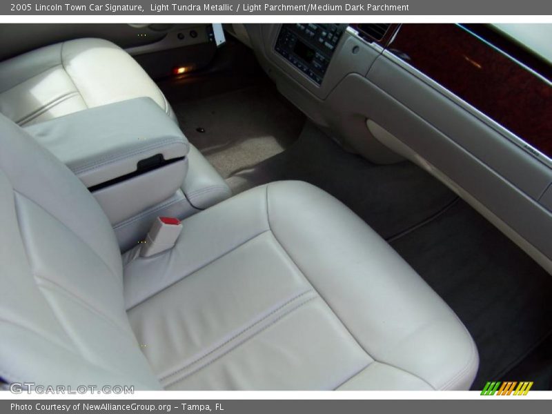 Light Tundra Metallic / Light Parchment/Medium Dark Parchment 2005 Lincoln Town Car Signature
