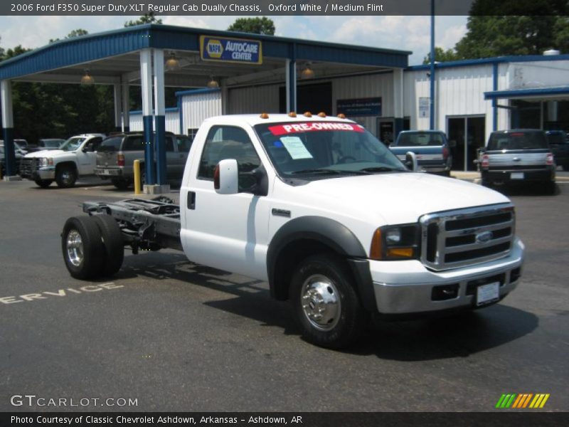 Oxford White / Medium Flint 2006 Ford F350 Super Duty XLT Regular Cab Dually Chassis