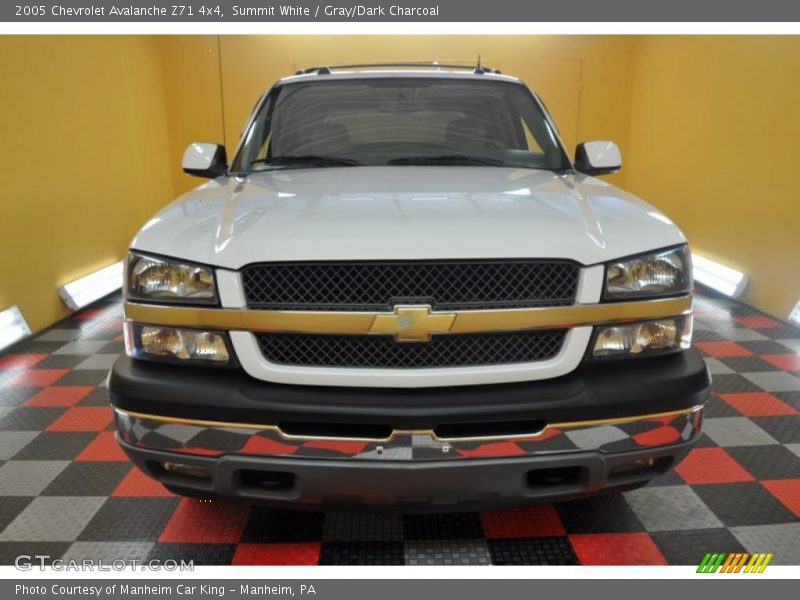 Summit White / Gray/Dark Charcoal 2005 Chevrolet Avalanche Z71 4x4