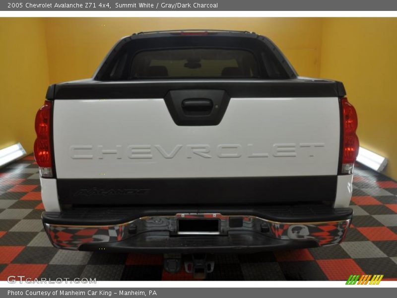 Summit White / Gray/Dark Charcoal 2005 Chevrolet Avalanche Z71 4x4