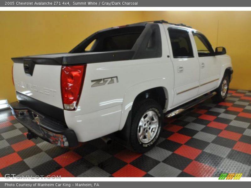 Summit White / Gray/Dark Charcoal 2005 Chevrolet Avalanche Z71 4x4