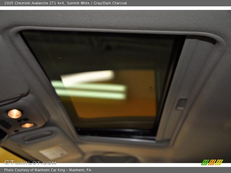 Summit White / Gray/Dark Charcoal 2005 Chevrolet Avalanche Z71 4x4