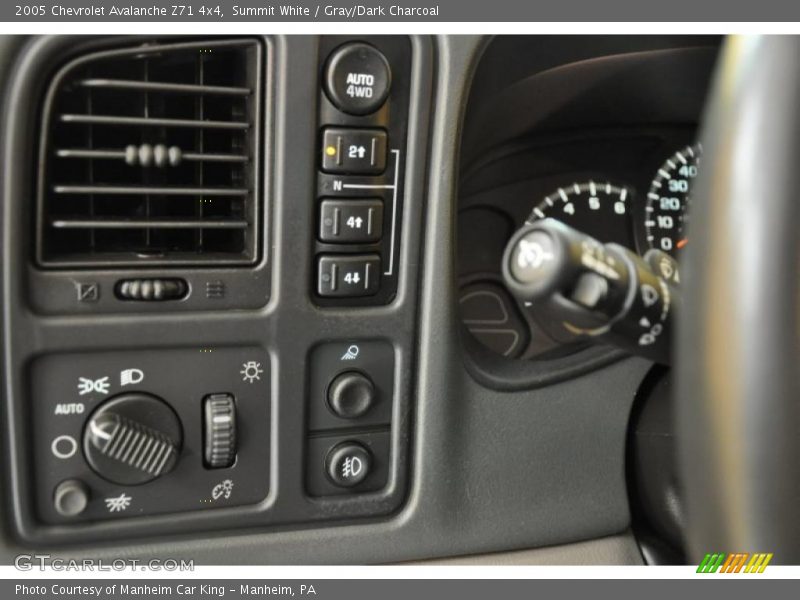Summit White / Gray/Dark Charcoal 2005 Chevrolet Avalanche Z71 4x4