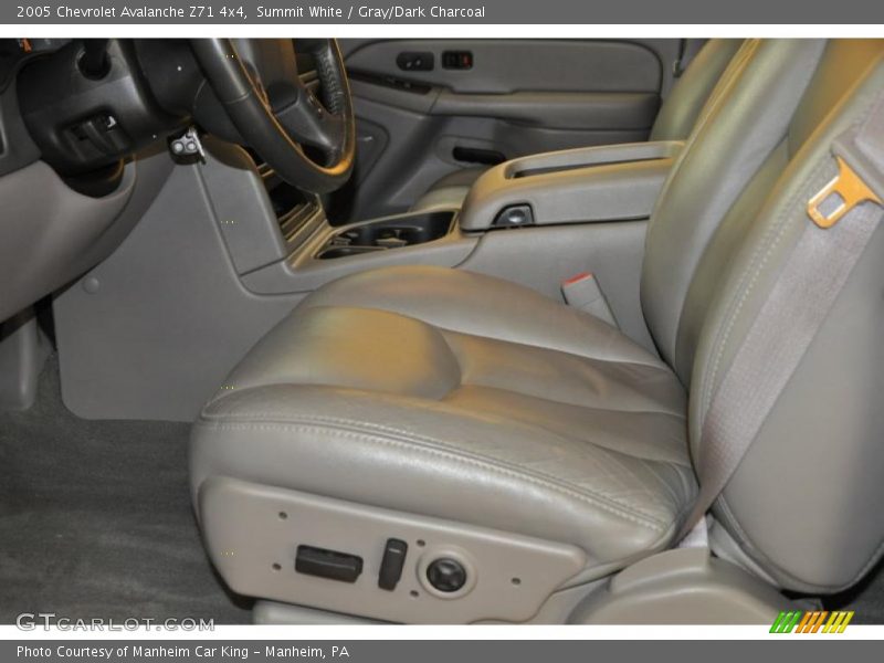 Summit White / Gray/Dark Charcoal 2005 Chevrolet Avalanche Z71 4x4