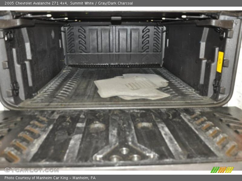Summit White / Gray/Dark Charcoal 2005 Chevrolet Avalanche Z71 4x4