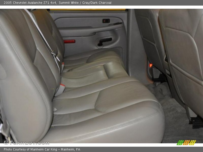 Summit White / Gray/Dark Charcoal 2005 Chevrolet Avalanche Z71 4x4