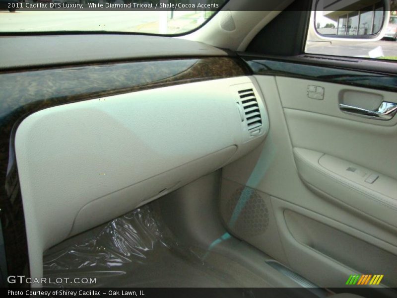 White Diamond Tricoat / Shale/Cocoa Accents 2011 Cadillac DTS Luxury