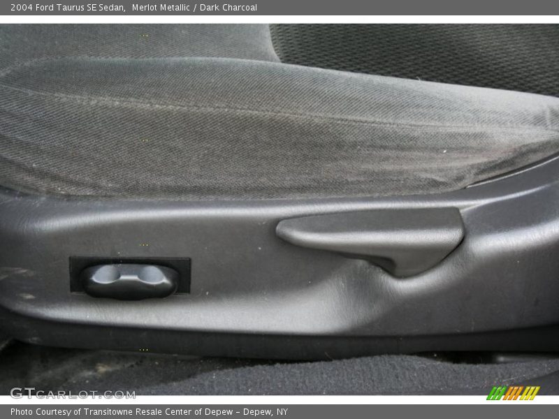 Merlot Metallic / Dark Charcoal 2004 Ford Taurus SE Sedan