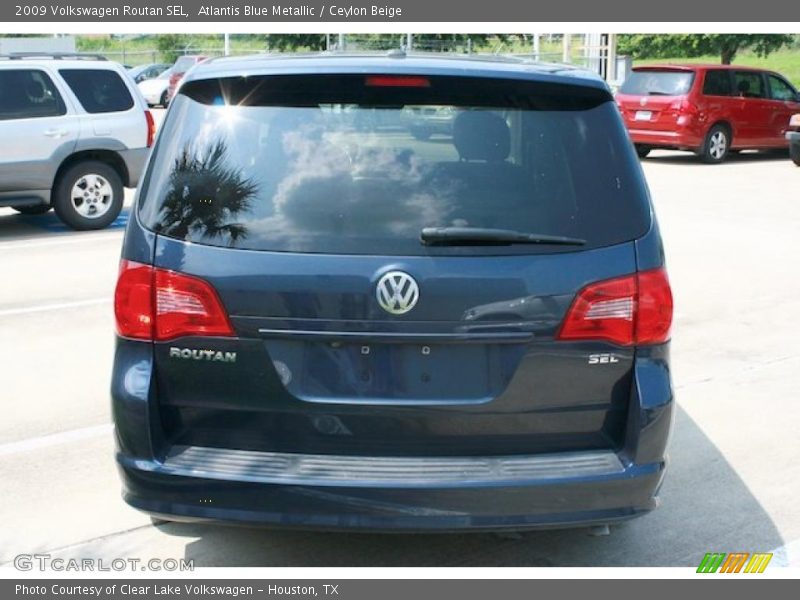Atlantis Blue Metallic / Ceylon Beige 2009 Volkswagen Routan SEL