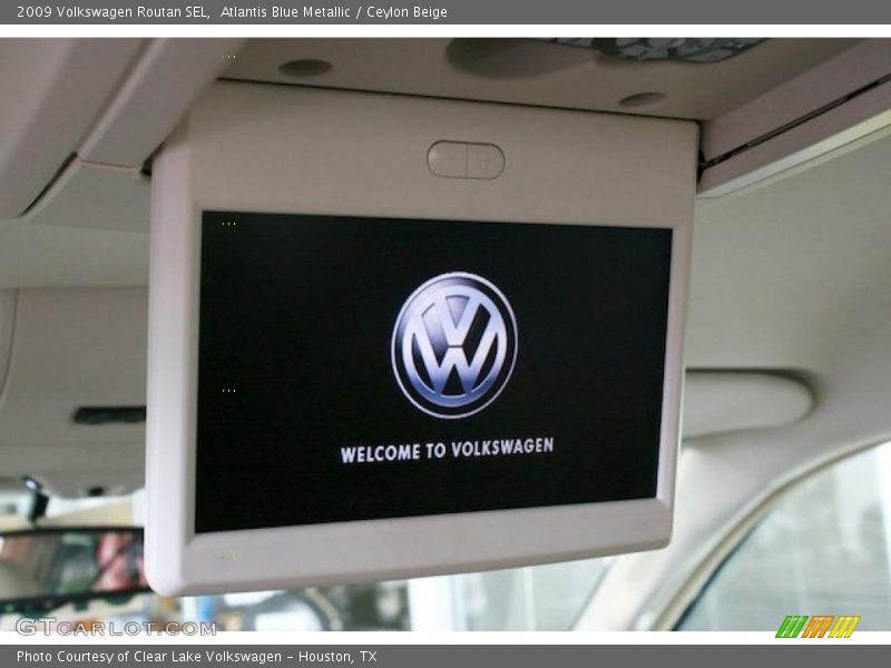 Atlantis Blue Metallic / Ceylon Beige 2009 Volkswagen Routan SEL