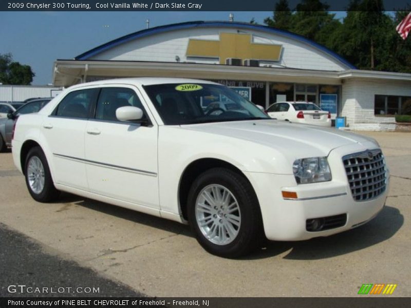 Cool Vanilla White / Dark Slate Gray 2009 Chrysler 300 Touring
