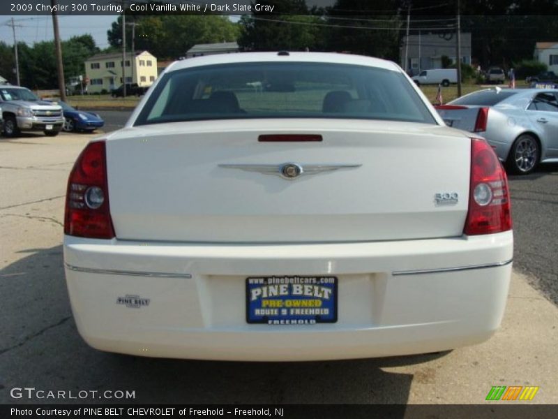 Cool Vanilla White / Dark Slate Gray 2009 Chrysler 300 Touring