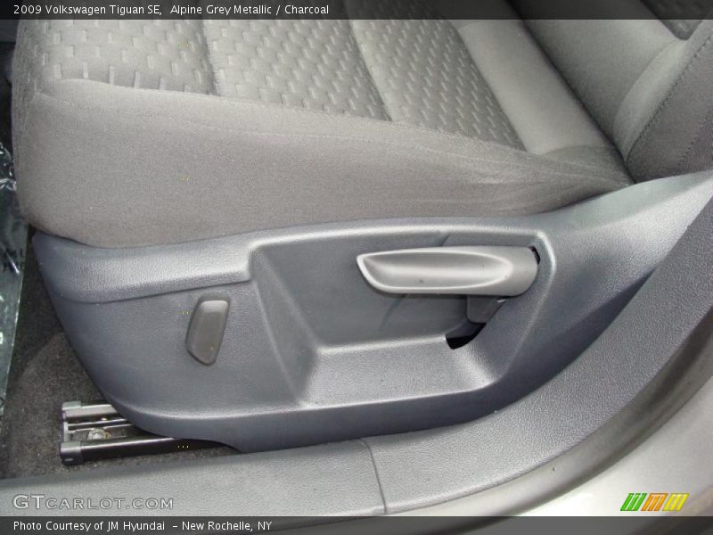 Alpine Grey Metallic / Charcoal 2009 Volkswagen Tiguan SE