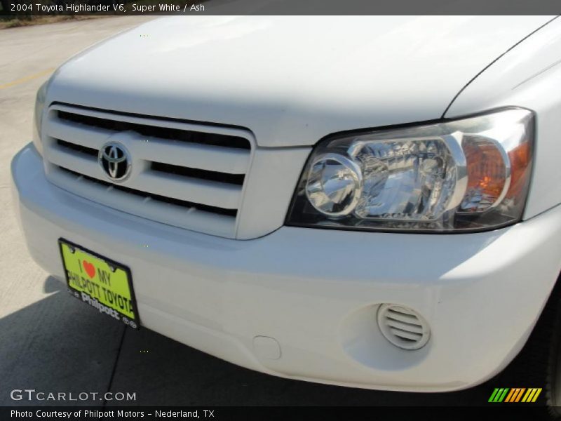 Super White / Ash 2004 Toyota Highlander V6