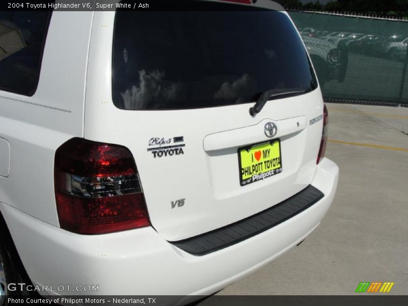 Super White / Ash 2004 Toyota Highlander V6