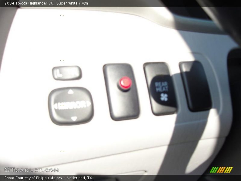 Super White / Ash 2004 Toyota Highlander V6