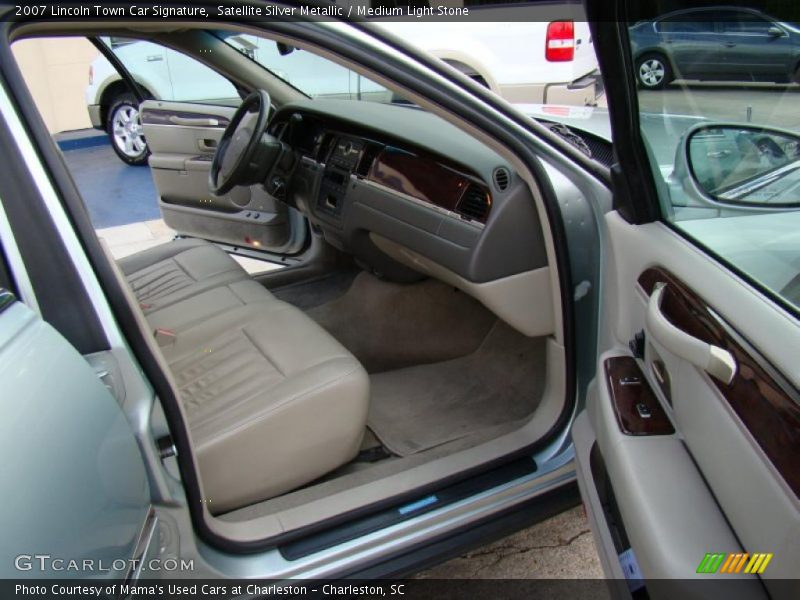 Satellite Silver Metallic / Medium Light Stone 2007 Lincoln Town Car Signature