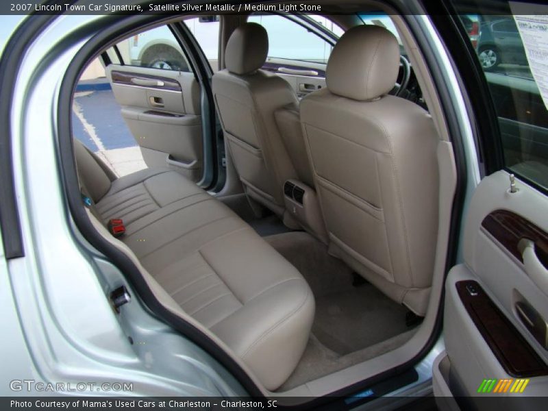 Satellite Silver Metallic / Medium Light Stone 2007 Lincoln Town Car Signature