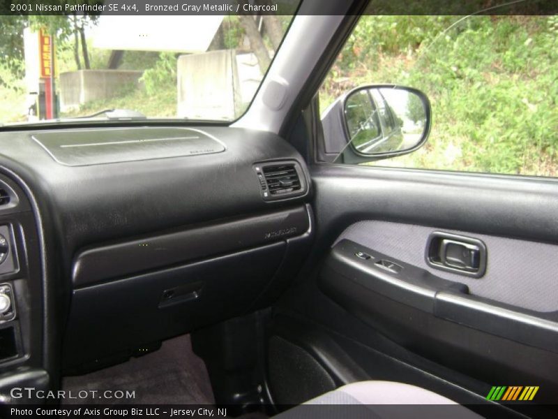 Bronzed Gray Metallic / Charcoal 2001 Nissan Pathfinder SE 4x4