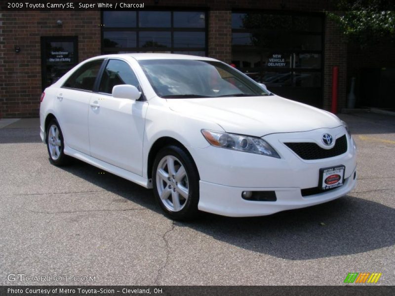 Super White / Charcoal 2009 Toyota Camry SE