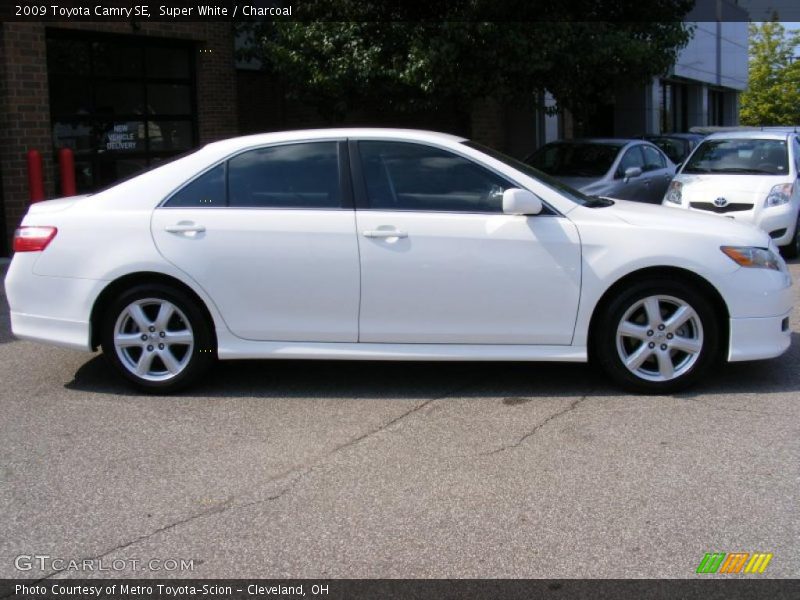 Super White / Charcoal 2009 Toyota Camry SE