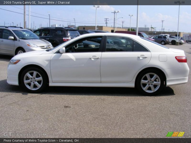 Super White / Charcoal 2009 Toyota Camry SE