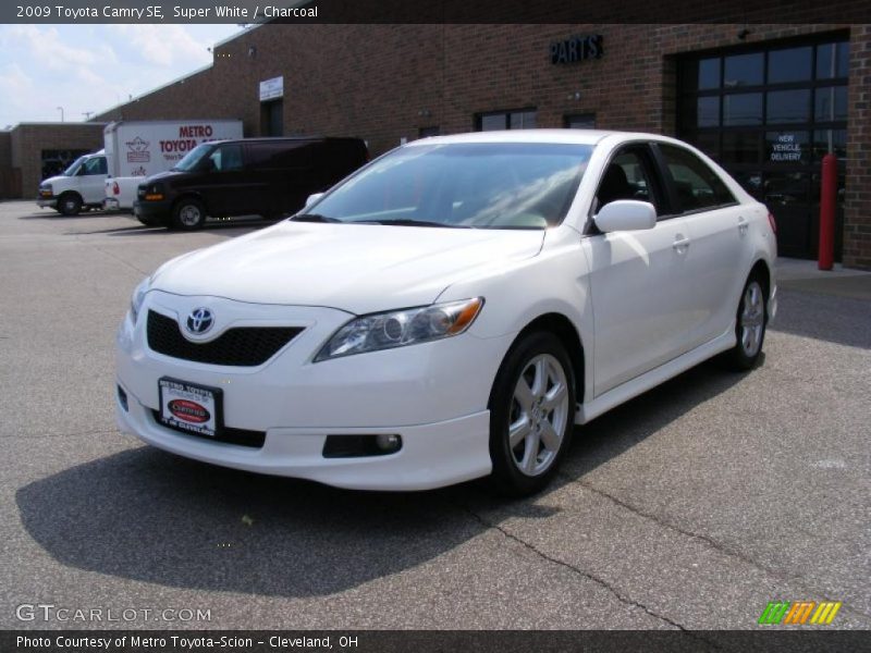 Super White / Charcoal 2009 Toyota Camry SE