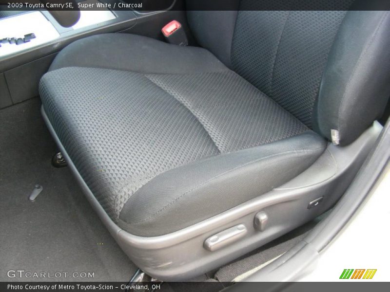 Super White / Charcoal 2009 Toyota Camry SE