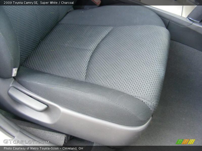 Super White / Charcoal 2009 Toyota Camry SE
