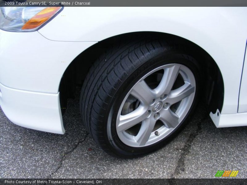Super White / Charcoal 2009 Toyota Camry SE