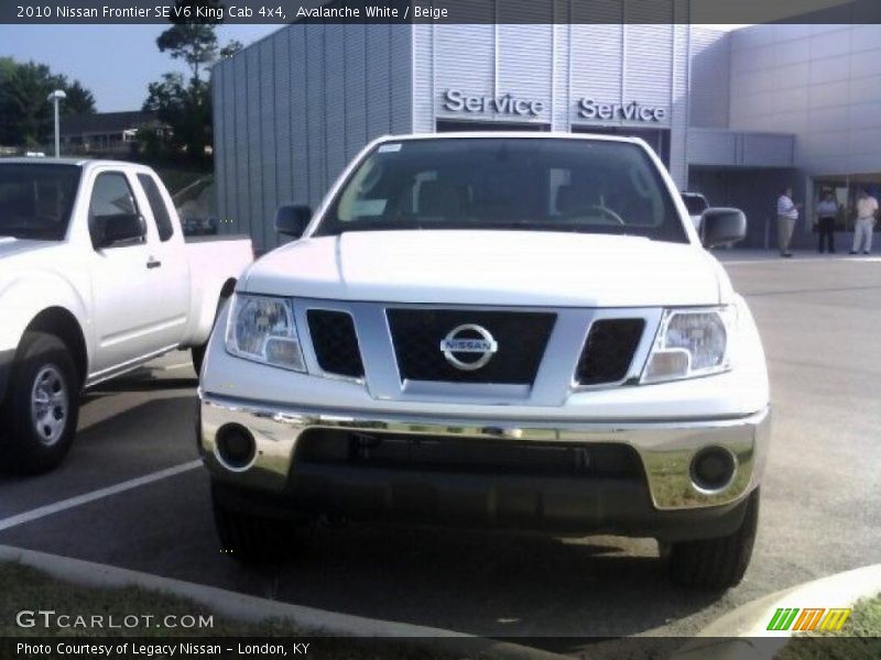 Avalanche White / Beige 2010 Nissan Frontier SE V6 King Cab 4x4