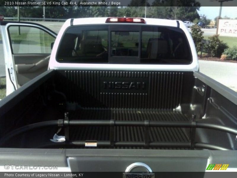 Avalanche White / Beige 2010 Nissan Frontier SE V6 King Cab 4x4