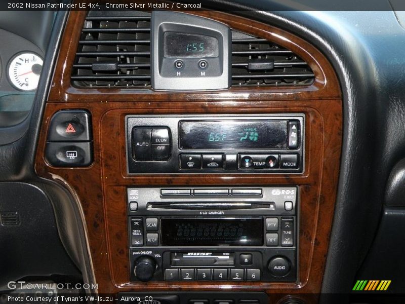 Chrome Silver Metallic / Charcoal 2002 Nissan Pathfinder LE 4x4