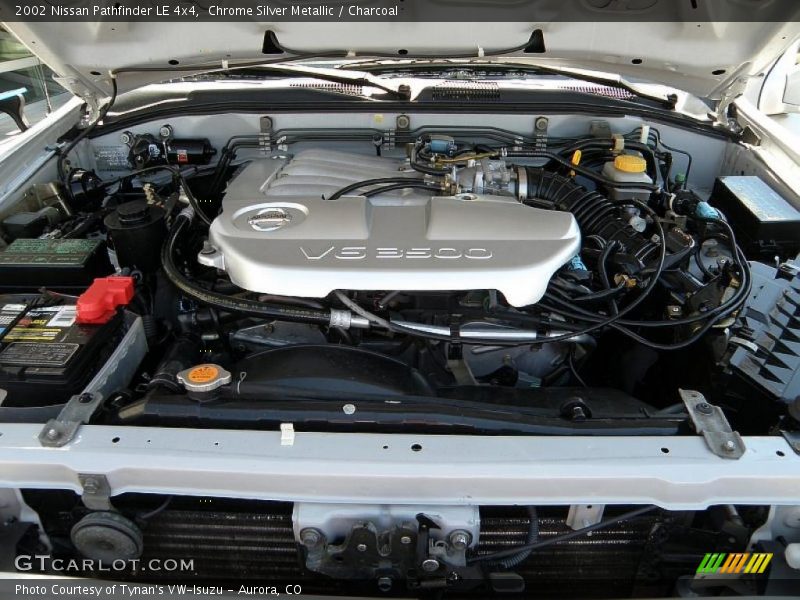 Chrome Silver Metallic / Charcoal 2002 Nissan Pathfinder LE 4x4