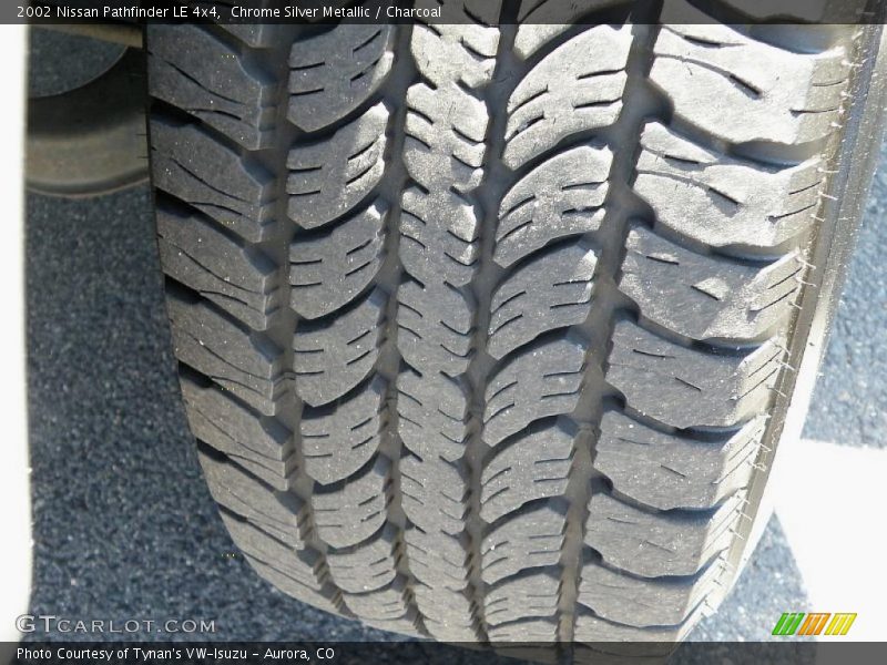 Chrome Silver Metallic / Charcoal 2002 Nissan Pathfinder LE 4x4