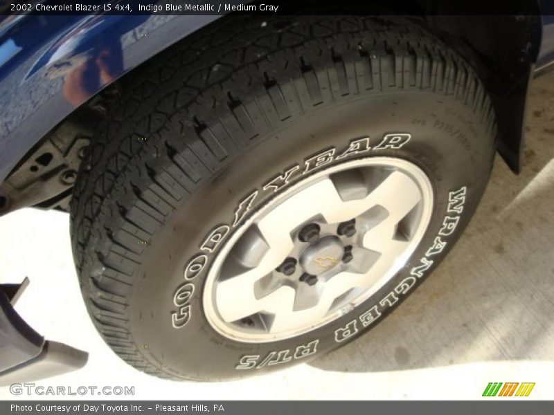 Indigo Blue Metallic / Medium Gray 2002 Chevrolet Blazer LS 4x4