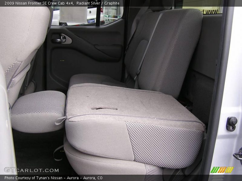 Radiant Silver / Graphite 2009 Nissan Frontier SE Crew Cab 4x4