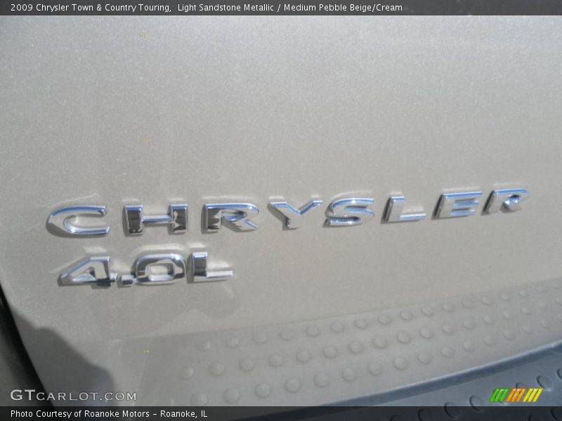 Light Sandstone Metallic / Medium Pebble Beige/Cream 2009 Chrysler Town & Country Touring